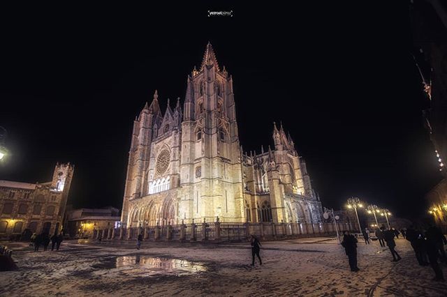 Yez_Mosby's tweet photo. Marchando una catedral fresquita. Pero de verdad .
#igersleonesp #leonesp #estaes_leon #bs_world #light #nightshot #nightphotography #agameoftones #lonelyplanet #wanderlust #amazing #city #citylife #snow #streetphotography#agameoftones #moodygrams #ig_c… https://t.co/pGHLr3s7D3 https://t.co/yVXftqQHza
