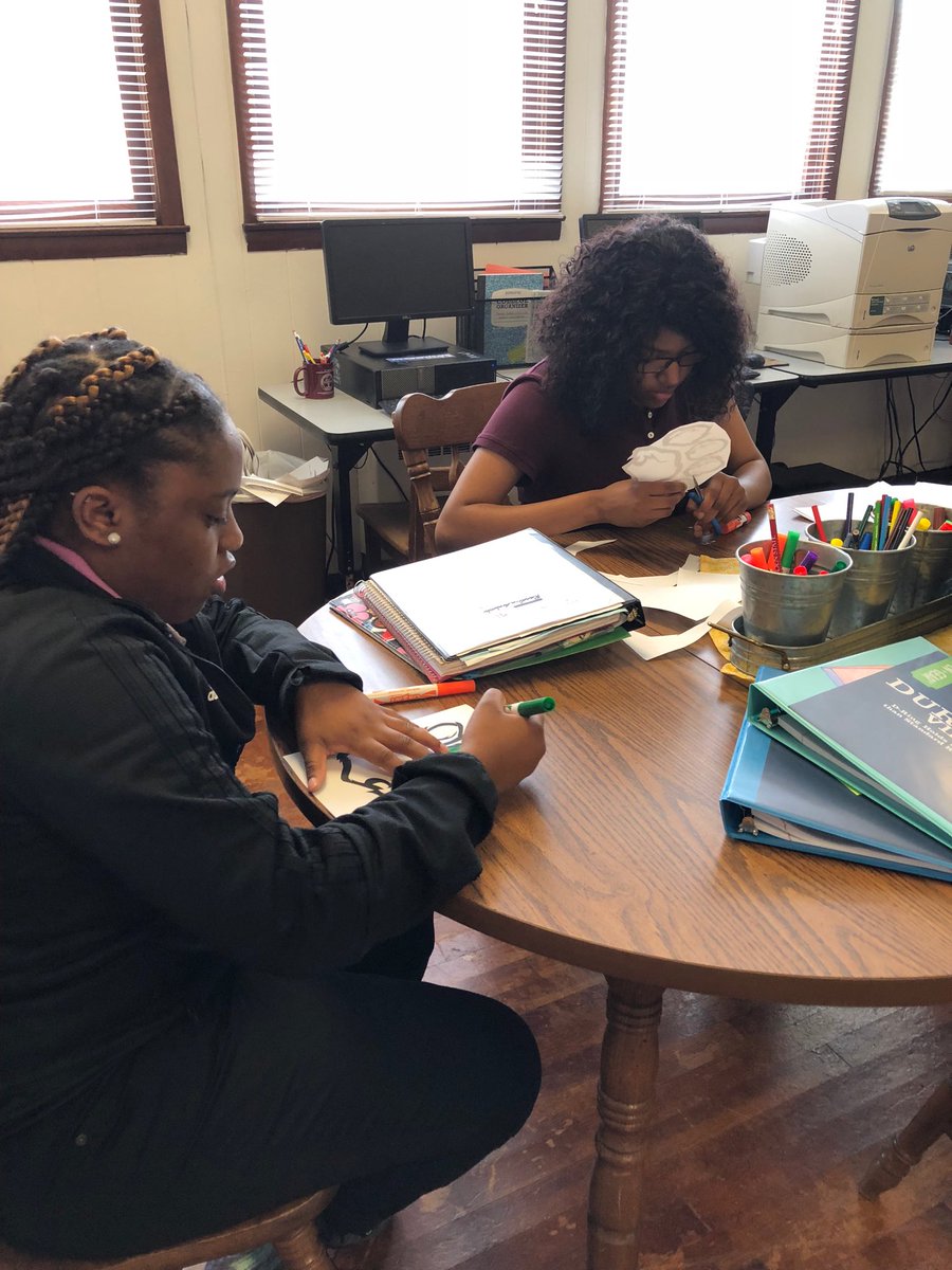 ann1967smith's tweet photo. TC FOCUS making cards for new students and the 7th graders! #studentlifecenter @TCCHS_tccentral @ALABAMAFOCUS https://t.co/7KGxmEBGQZ