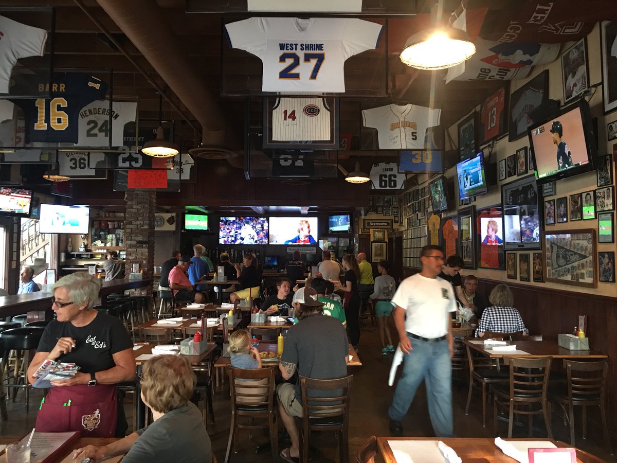 Hey, <a href="/DawsAngeles/">DawsAngeles</a>! This place look familiar? #edsmudvillegrill #woofwoof