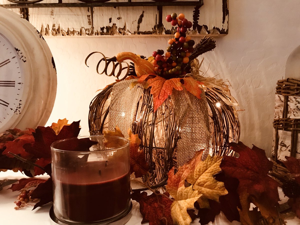 Debdebbailey's tweet image. Watching #PumpkinPieWars right now on @hallmarkchannel and it got me in the mood to decorate for #Fall! 🎃🍁 #NoItsNotTooEarly 😋