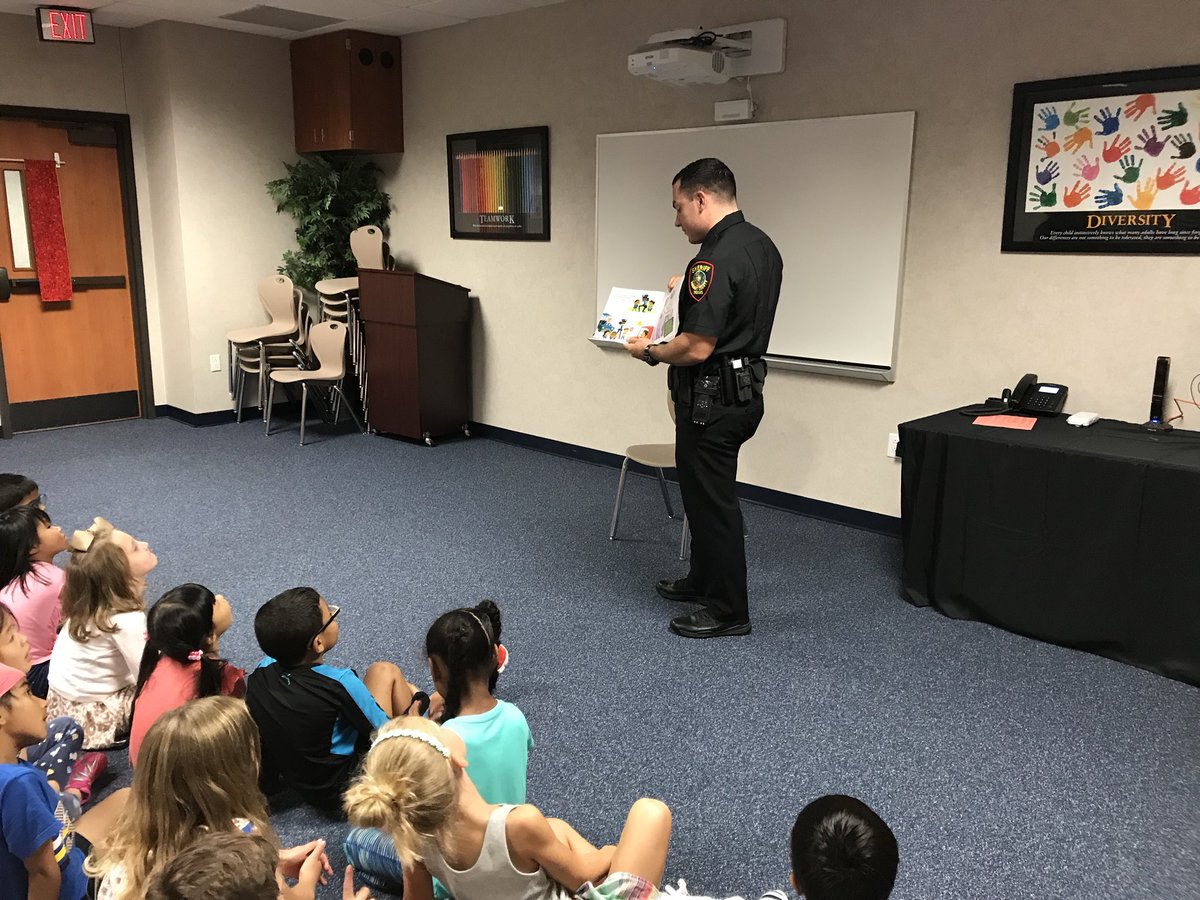 cheatham1stMH's tweet photo. We are so excited to have learned about authority figures and good citizens with Deputy Hartis today! #socialstudies #firstgradelearning #proudwife https://t.co/QZIfoy0ZzR
