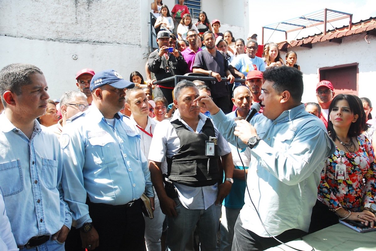 CaraboboGB's tweet photo. Alcalde Miguel Burgos desplegó operativo para  Fiscalización de  precios y contra la especulación

>> https://t.co/htrOXBrSNm https://t.co/YT9gm6R5yS