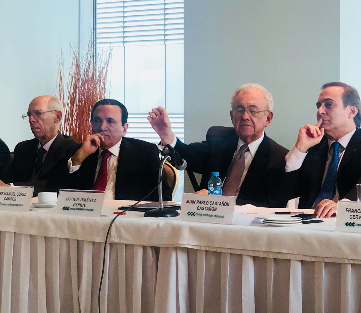 Rodpac's tweet photo. Una reunión calificada como positiva en la que estuvo presente Rioboó, se planteó que Santa Lucía sería más rápido y barato pero en materia de seguridad insisten en dudar de Mitre. El equipo de @lopezobrador_ tiene que escoger una entidad internacional que ayude a dirimir. https://t.co/O6QmqZ7FYj