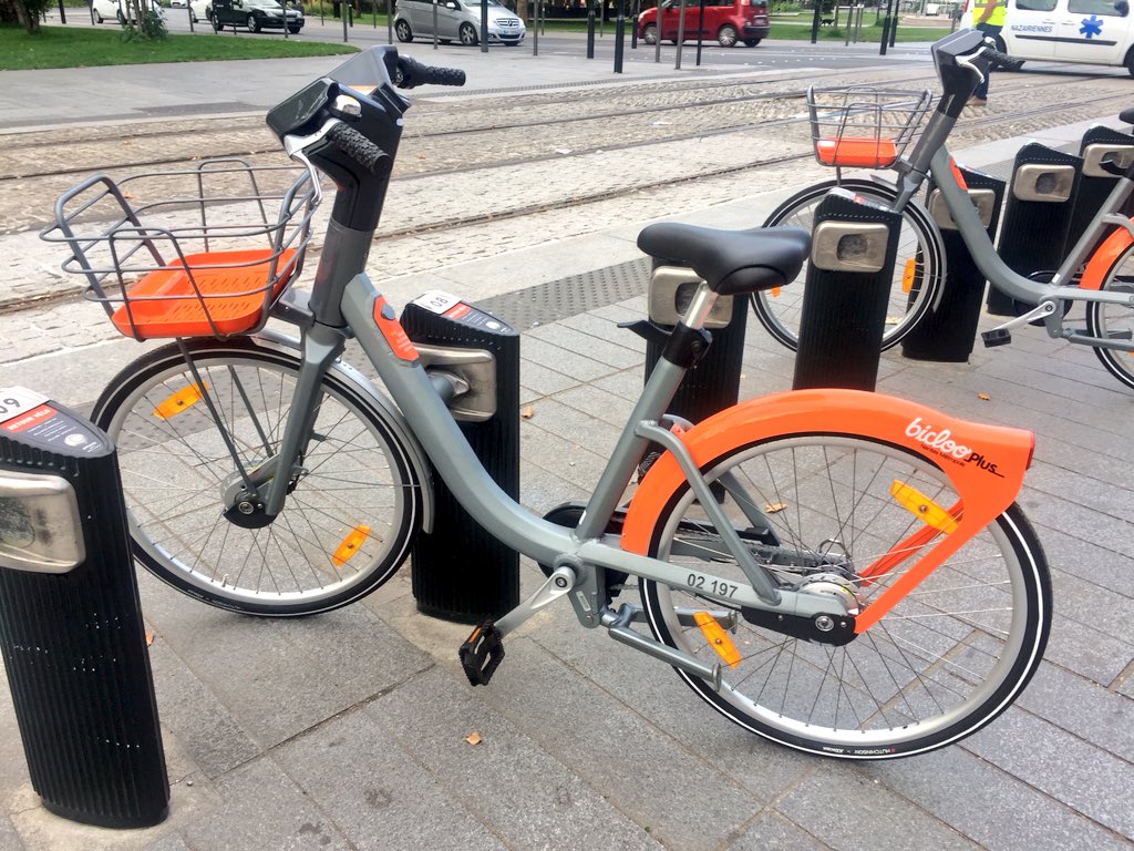 Juju_LaNantaise's tweet photo. Ça y est !!! Ils sont là 🤗!! Les nouveaux #biclooplus 🚲! 👏bravo aux équipes de @JCDecaux_France pour cette performance ! 1000 vélos échangés en une nuit 😳! Maintenant y’a plus qu’à tester 😜! #nantes #velo #bicloo https://t.co/Fs01QDons8