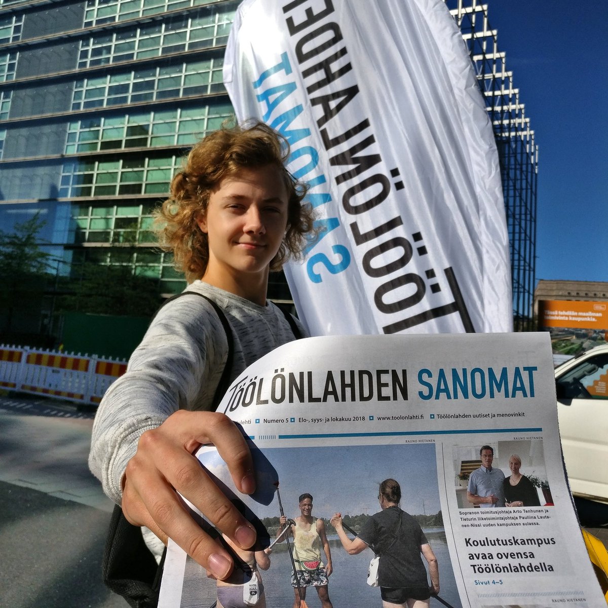 toolobaynews's tweet photo. Töölönlahden Sanomat jaossa tänään Töölönlahdella. Nappaa mukaan! Lehti jaetaan myös koteihin keskustan, Töölön ja Hakaniemen alueella. #töölönlahti #töölönlahdensanomat https://t.co/i8anMyj4ZA