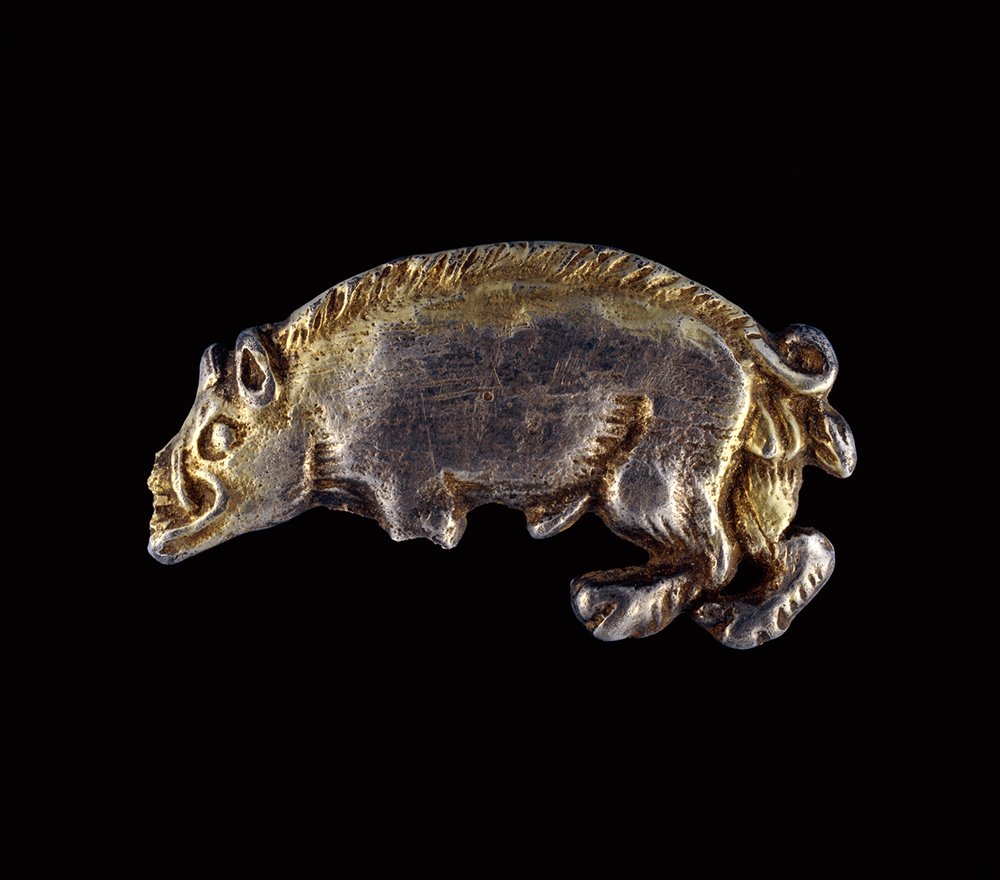 Richard III of England died #onthisday in 1485 at the Battle of Bosworth Field. He was the last ruler of the Plantagenet dynasty and used the boar as his symbol. This small cap-badge was likely a present to an important nobleman. ow.ly/Fjr030luLMW