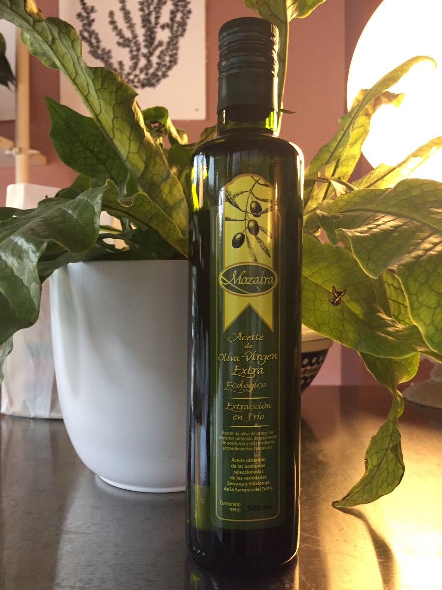 In de winkel verkopen we nu deze heerlijke olijfolie, welke een product is van een top-initiatief: boeren in Italië die te weinig olijfbomen hebben om zelf voldoende olie voor verkoop te produceren, hebben hun krachten gebundeld en dit is het resultaat ♥️