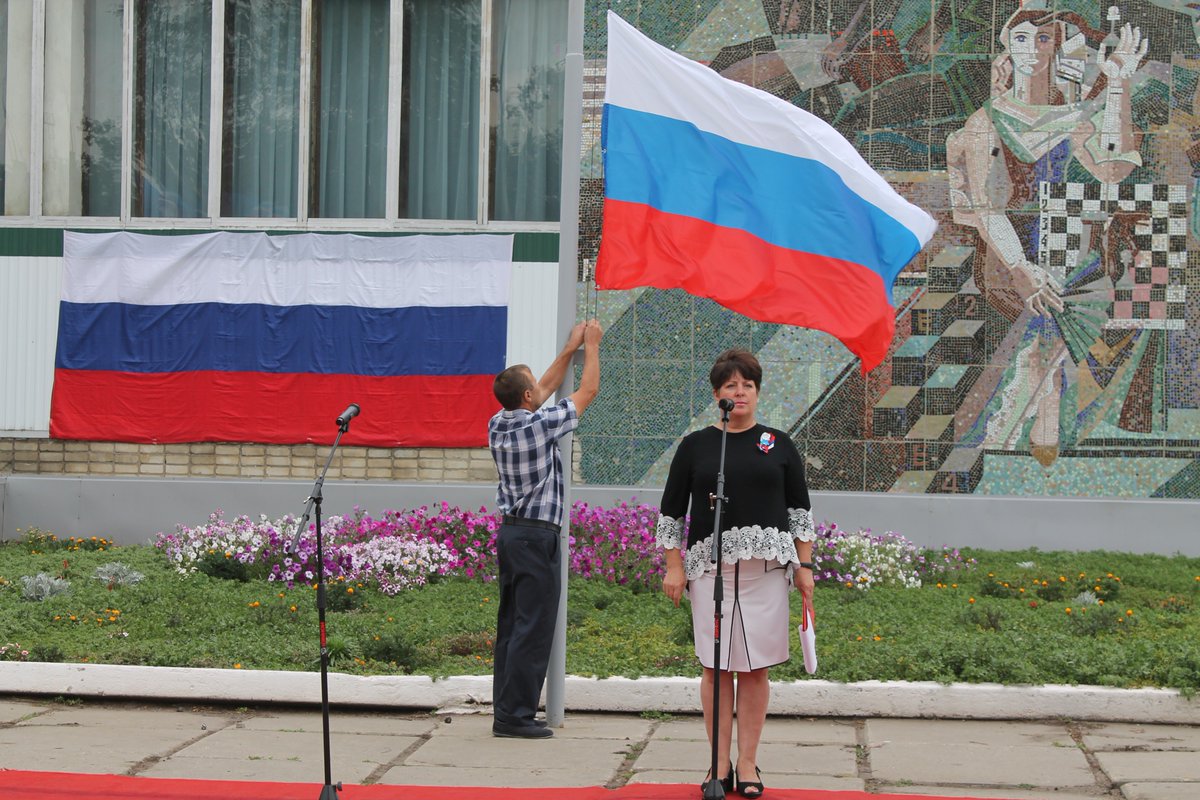 Почетное право поднятия флага Российской Федерации предоставлено Семенову Олегу Алексеевичу - механизатору акционерного общества "Новомалыклинский Агротехснаб"