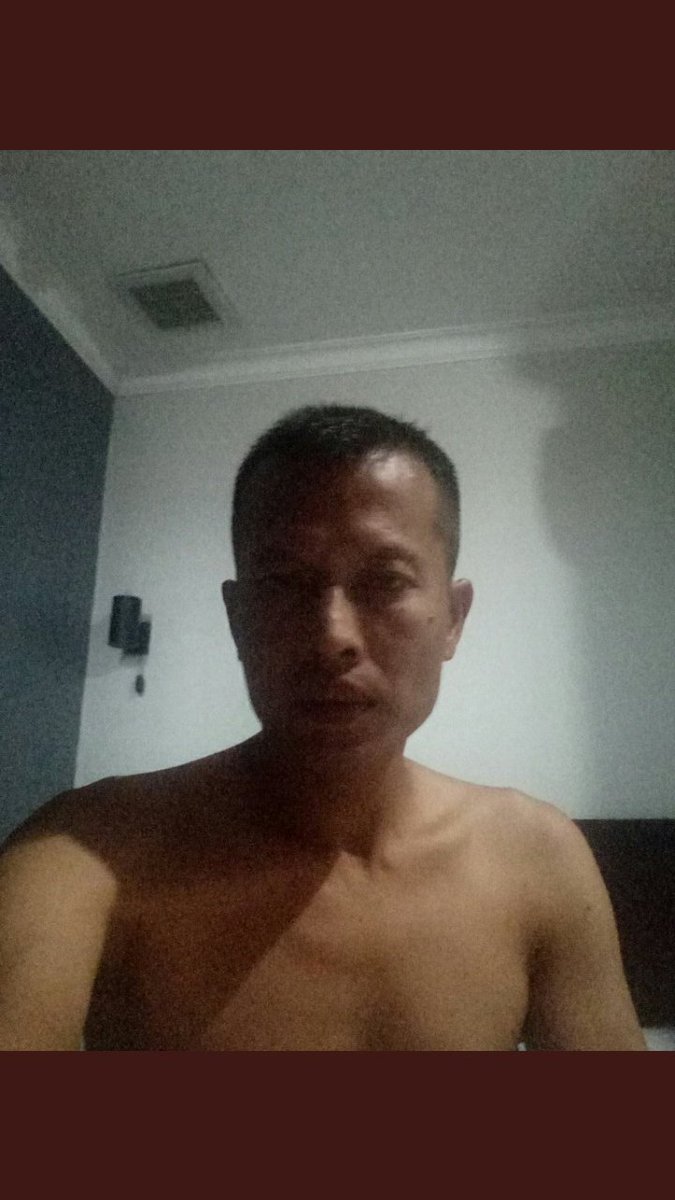 hot_devi's tweet photo. @SelfieVideos cowok padang. Prajurit TNI. Bagi yg berminat silahkan cari tau keberadaannya. Ganteng sih cuman kontol nya kecil https://t.co/RtB9Ra3D1A