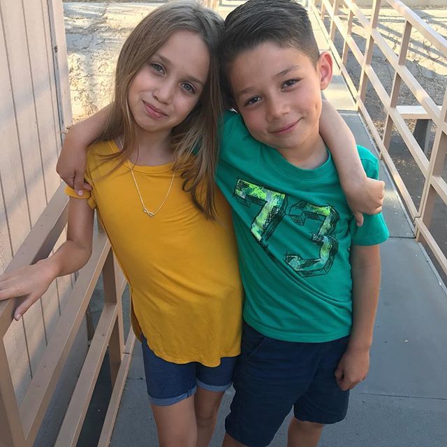 MamayBebes's tweet photo. Así me posaron para MUCHAS fotos. Yo me derretía y ellos se abrazaban, jugaban y sonreían. Los adoro piojos míos! #EvaBeba #LiamCooliman #hermanos #sibilings #love #cute #kids #goals #mamaybebes https://t.co/tbm5FYoe2Q
