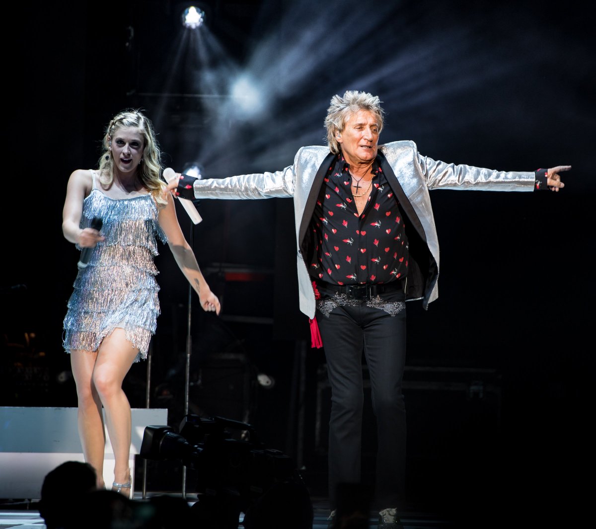 Come check out the photos and the review from the <a href="/rodstewart/">Sir Rod Stewart</a> and <a href="/cyndilauper/">Miley Ray Jepsen</a> show at <a href="/HollywoodAmpSTL/">Hollywood Casino Amphitheater</a> Sunday: midwestrewind.com/2018/08/21/rod…  #BloodRedRoses #CyndiLauper #SirRodStewart #liveconcert #Nikon