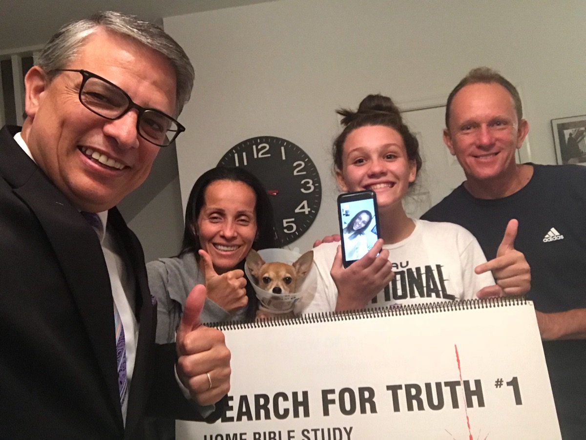 HappyHattabaugh's tweet photo. Another great family. Another great #HomeBibleStudy series completed. #SearchForTruth #WhenYoureChangingTheWorld https://t.co/HCk7b2VuB3