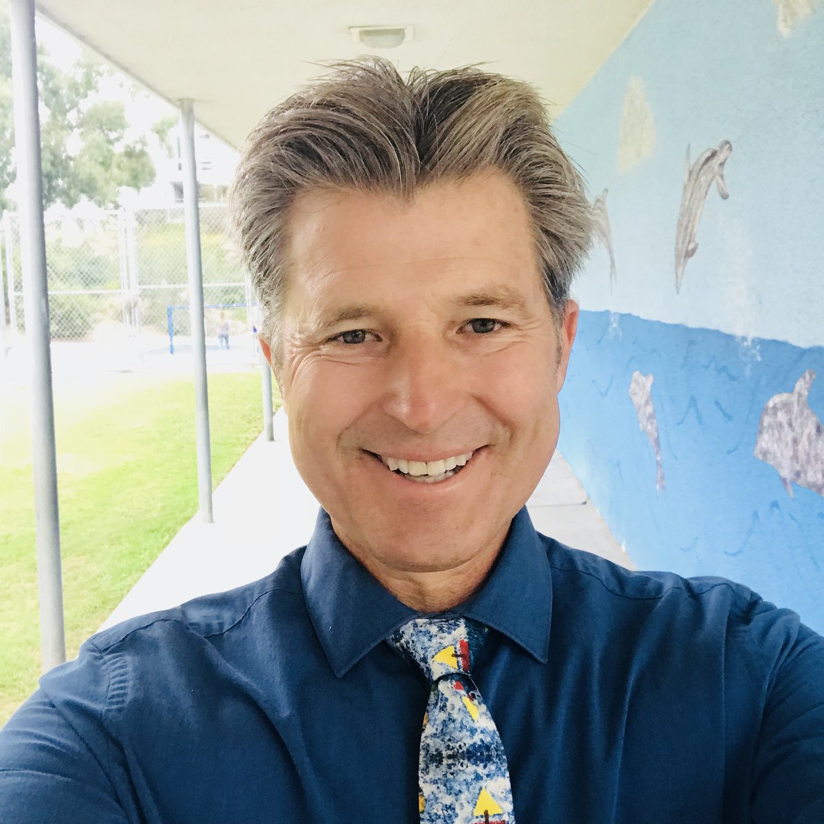 PalisadesWaves's tweet photo. Did you know this is Mr. Visca’s 25th year as an elementary school principal in CUSD? Time flies when you work with children! His necktie was designed by Palisades Wave students! #ridethewave #palisadeswaves #palisadesschoolwaves #capoproud #capoadmin #principals #necktie https://t.co/W8CIcdVNBf