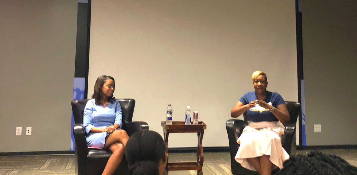 SimplyCecilia's tweet photo. Another great event courtesy of #ColorCommHOU! This evening featured a discussion with @MelindaFox26 & @937thebeat’s own @IamDJSupastar on #BalancingItAll https://t.co/SevMfYyk9E