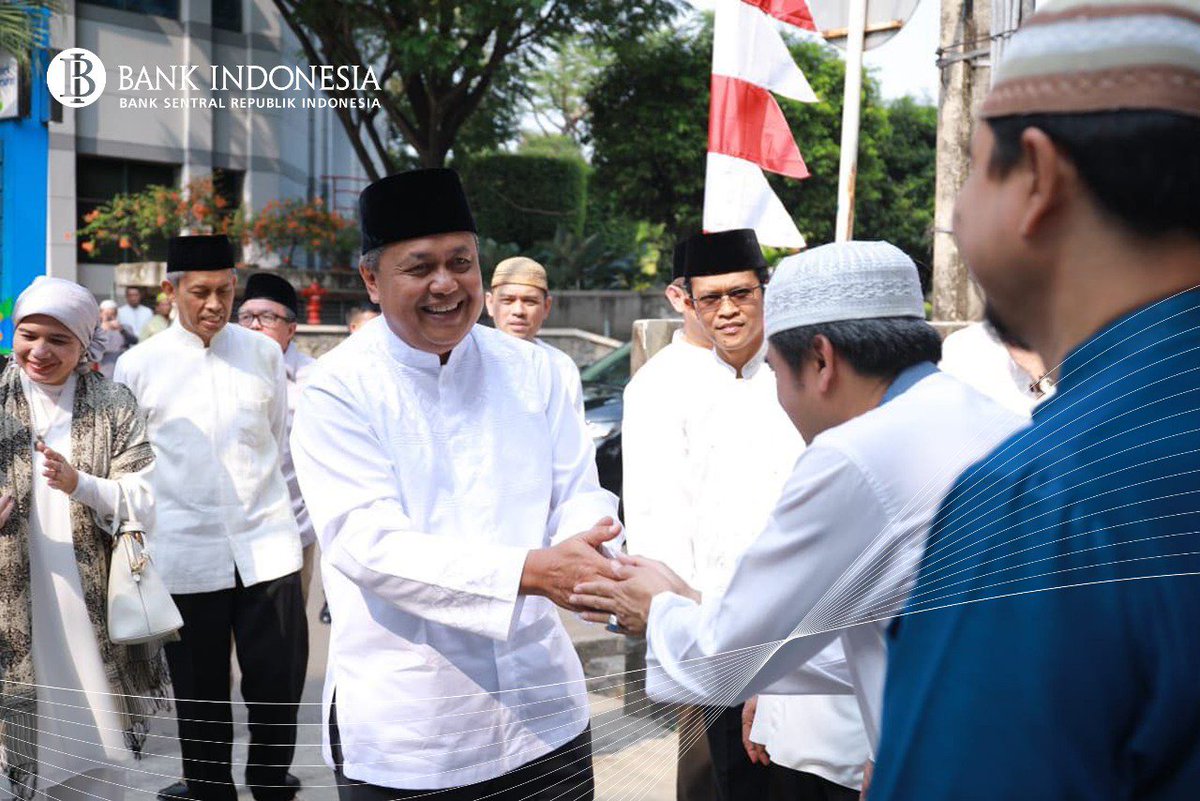 bank_indonesia's tweet photo. #SobatRupiah,stlh sholat Idul Adha di Kantor Pusat BI,GBI Perry Warjiyo&amp;rombongan brsilaturahmi di Komplek Rmh dinas BI Pancoran, Jaksel. Utk prtama kalinya BI,LPS&amp;OJK melaksnkan qurban brsama.GBI kurban sapi dg total brt 1,5 ton, trsebar di 3wil yaitu Lombok,Gorontalo&amp;Jkt #BInfo https://t.co/597KLgsur0
