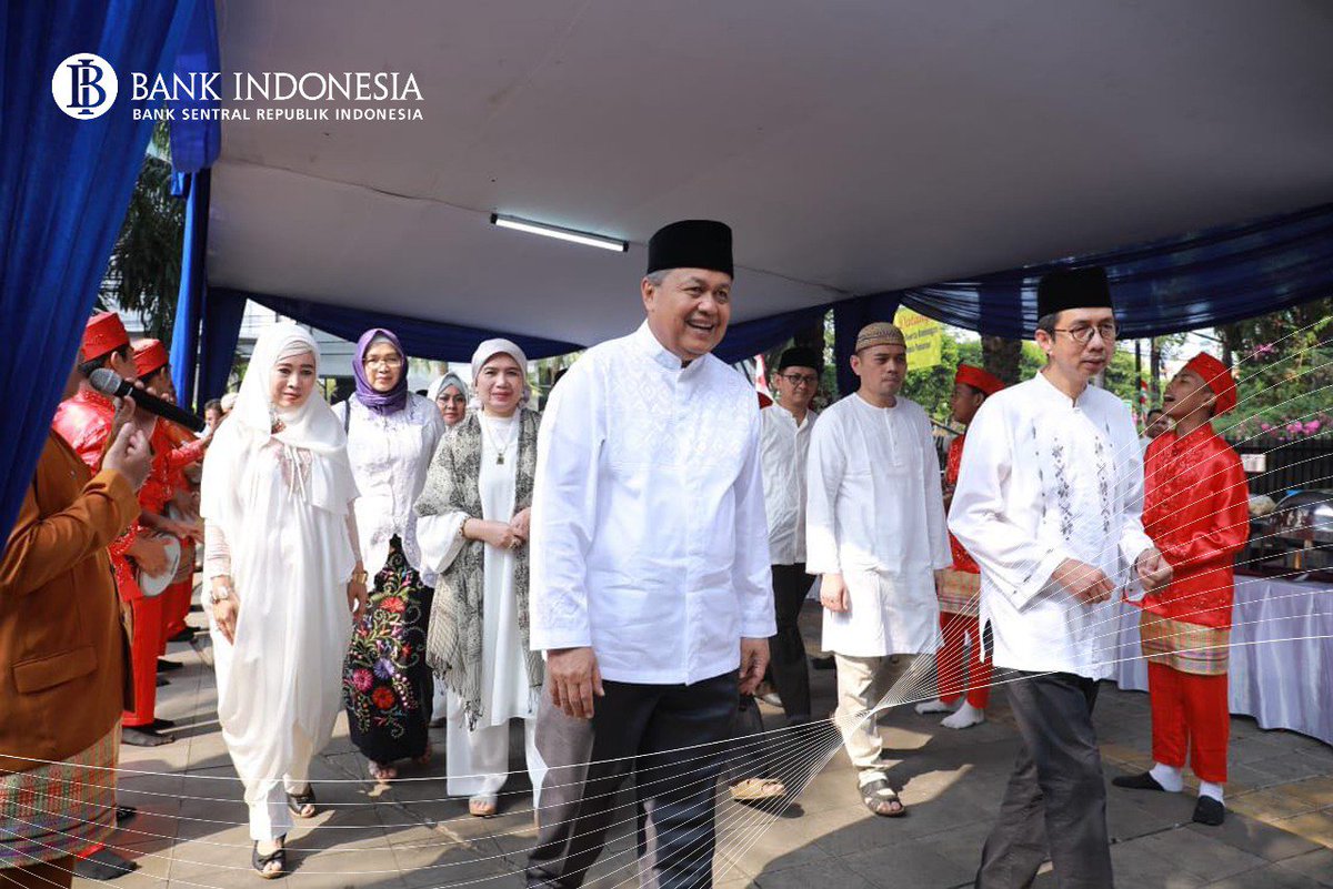 bank_indonesia's tweet photo. #SobatRupiah,stlh sholat Idul Adha di Kantor Pusat BI,GBI Perry Warjiyo&amp;rombongan brsilaturahmi di Komplek Rmh dinas BI Pancoran, Jaksel. Utk prtama kalinya BI,LPS&amp;OJK melaksnkan qurban brsama.GBI kurban sapi dg total brt 1,5 ton, trsebar di 3wil yaitu Lombok,Gorontalo&amp;Jkt #BInfo https://t.co/597KLgsur0
