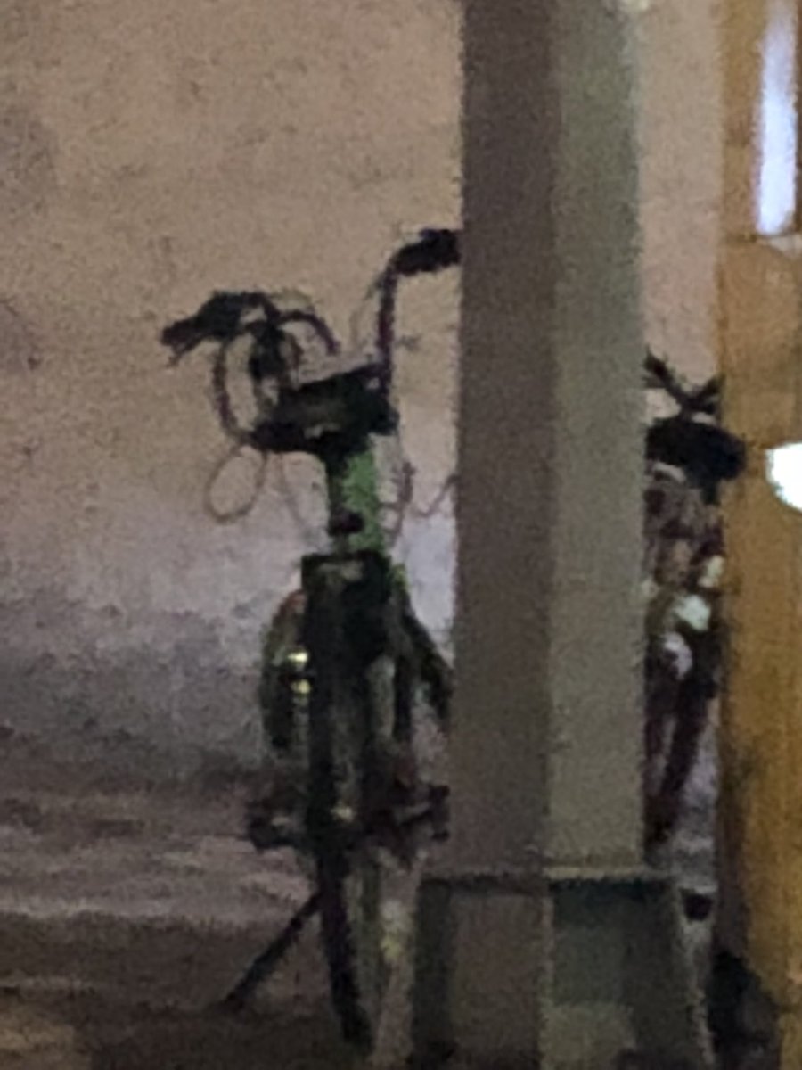 ChichisDeLimon's tweet image. @Vbike_mx bicicleta en Av Coyoacan esquina Rodriguez Saro @DelegacionBJ #DelValle secuestrada. Esta amarrada a otra bici en el puesto de cerrajero (21Agp 23:12hrs) @SSP_CDMX @C5_CDMX @PGJDF_CDMX #CDMX #Mexico #VBike