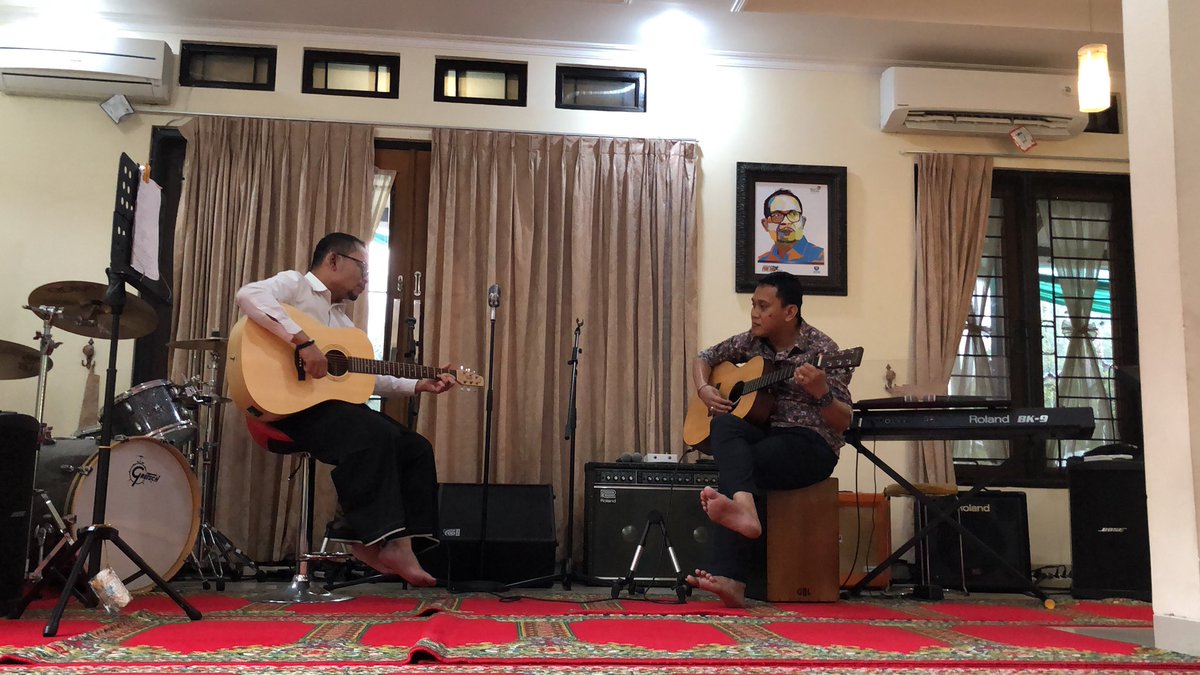 Sambil nunggu sate mateng 
Main musik dulu sama menaker bro <a href="/hanifdhakiri/">MHD</a> #politikrianggembira #iduladha2018