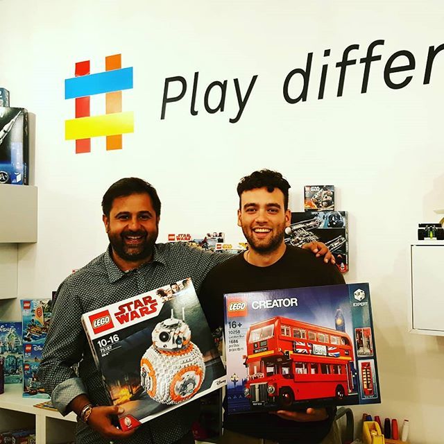 ideattivamente's tweet photo. Facce felici al PLAY SHOP di @ideattivamente !! Uno stupendo fine serata con @fabiode_da #umbria #giochi #giochiamo #zeropensieri #Lego https://t.co/SPzqyJmp5s