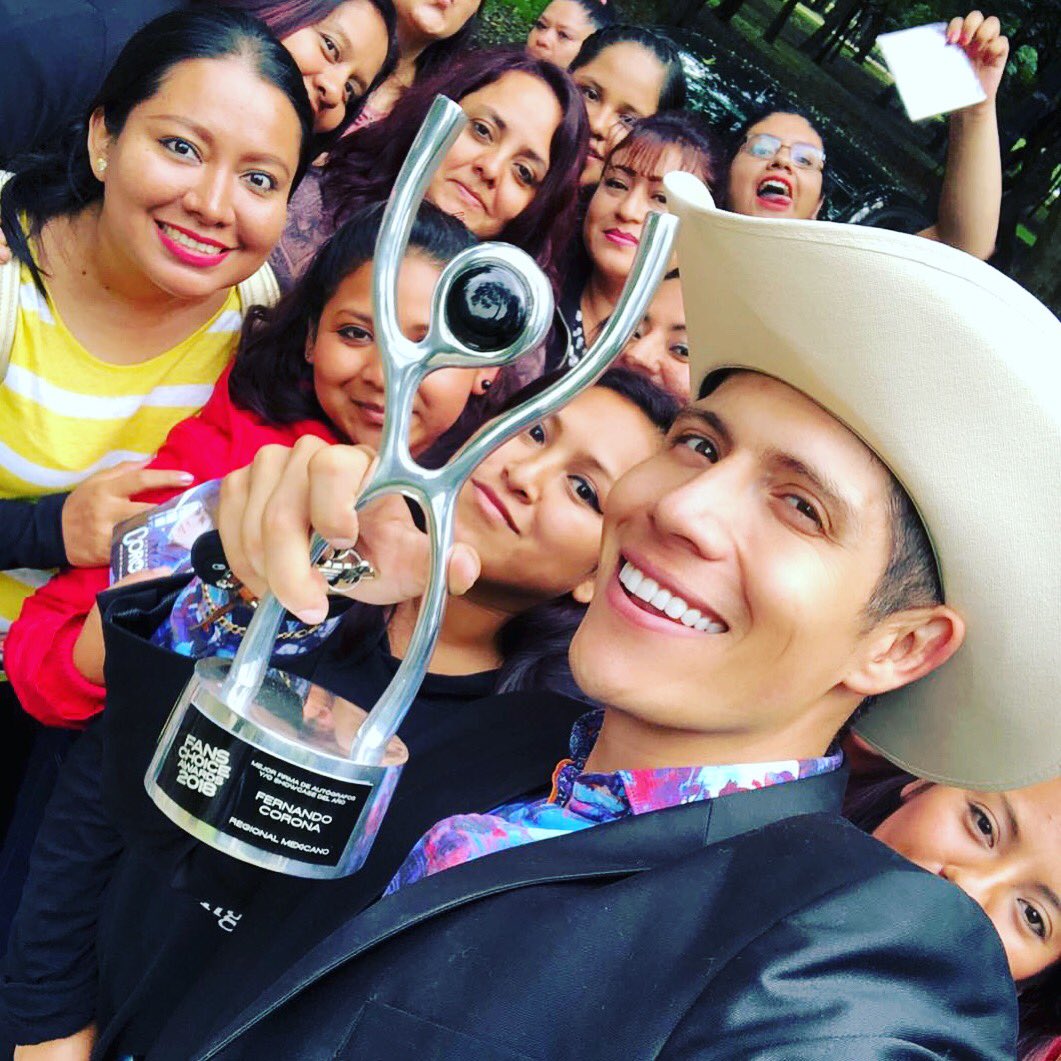 sesaclatina's tweet photo. ...y el ganador del #FansChoiceAward2018 en la categoría #RegionalMexicano es #FERNANDOCORONA!!! 👏👏👏🙌🙌👊👊 #Felicidades @soyfercorona 🎉🎉🏆👏👏🎶 @fchamx #Gracias a todos los #fans de Fernando por sus votos!!👊💯 🗳 https://t.co/0QziAIOUCo