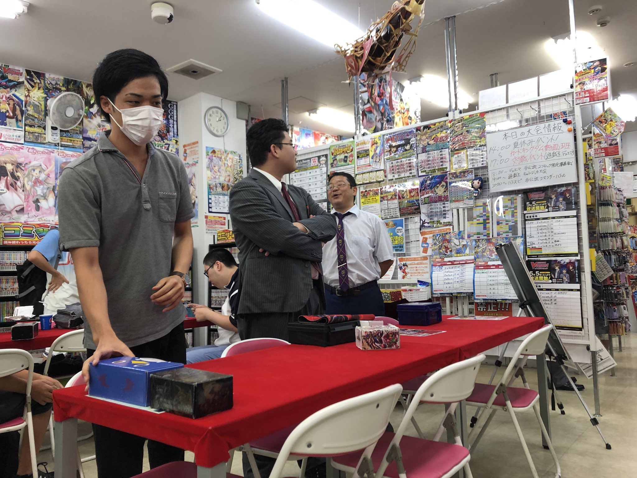 カードキングダム川口駅前店 平日22時まで営業中 カードキングダム動画班メンバー対戦イベントはじまりましたー 池っち店長 ゆーてぃ君 しまくり先生参戦 遊戯王 Amp デュエマで対戦しよう 17時まで開催中です 熱気がすごいぞ よろしく