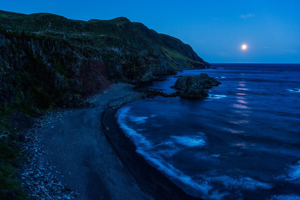 NikonIndonesia's tweet photo. Kamu bisa coba motret pas blue hour untuk tambah variasi fotomu. Seperti Adam Woodworth yang motret pemandangan laut ini. Dia punya waktu sekitar 1 jam sebelum bulan menyentuh horizon, jadi dia coba beberapa komposisi.
Menurut kamu, motret blue hour biasanya kasih kesan apa sih? https://t.co/XQCViXqyBZ