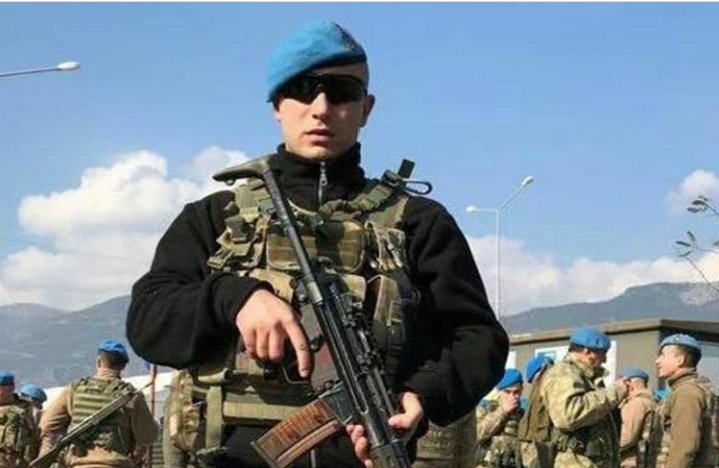 "ŞEHİDİN VAR TÜRKİYE"

Giresun'un Şebinkarahisar ilçesinde evinden yaklaşik 100 metre mesafede silahla başindan vurulmuş halde bulunan Uzman çavuş Ufuk Kaşıkçı Şehit düşmüştür.

RUHU ŞÂD OLSUN...