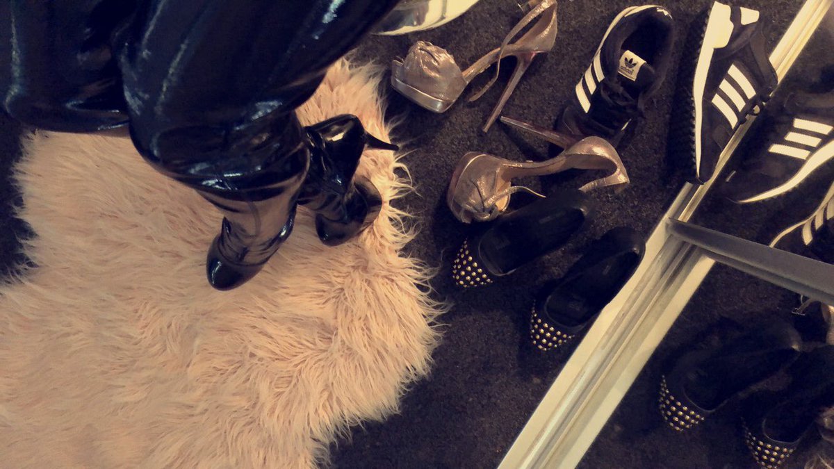 MistressRhea1's tweet photo. Ready for my human shoe shiner 🤗 I hope his tongue can handle it 😂😂#perthkink #Perthfemdom #perthmistress #FindomGoddess #slavetraining #footfetishnation #footlicking @myFEMDOMspace @Femsupremacy @TheFemdomEmpire @FemSupermacy https://t.co/tBGTWQ3kK9