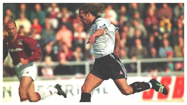 🎂 Happy Birthday to former <a href="/fulhamfc/">Fulham Football Club</a> winger &amp; promotion hero <a href="/darren7freeman/">darren7freeman</a> ⚫⚪

Hope you have a fantastic day Daz! 👍

#FFC