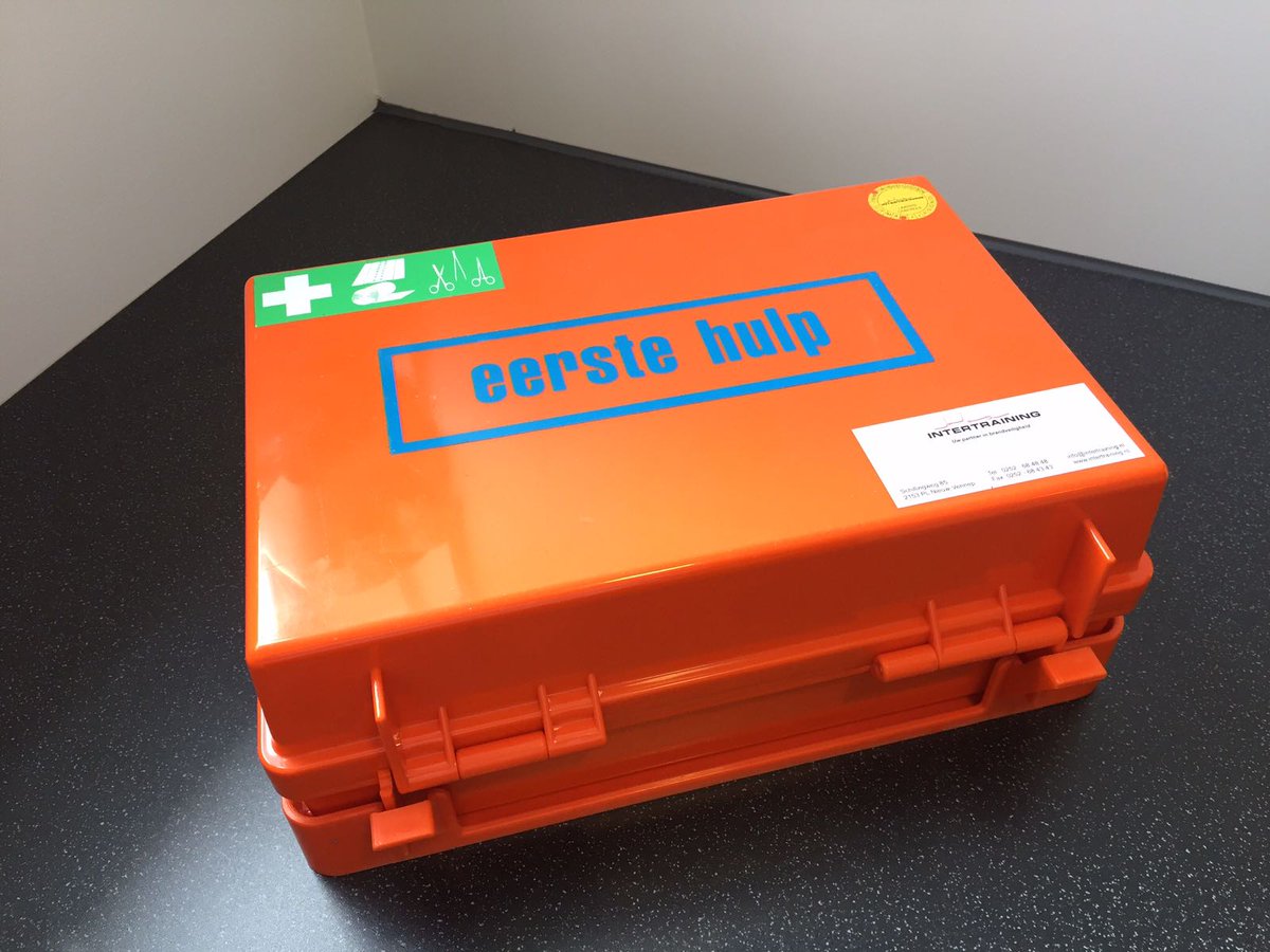 Intertraining's tweet image. Je EHBO-koffer controleren, daar is zo'n vakantieperiode hét ideale moment voor. Wist je bijvoorbeeld dat de producten over datum kunnen raken? Waar je precies op moet letten en waarom lees je hier: bit.ly/2w3h3rZ