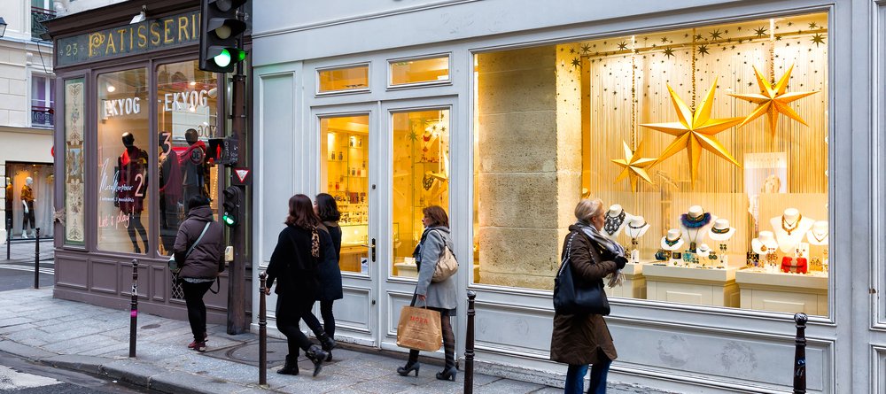 lednxt's tweet image. The passers-by need to be able to see at a glance, which products they can expect. By providing the right information and messages, tell a story that evokes emotion, the passers-by will enter the shop – as potential customers.

#LEDLighting #WindowLighting #CatchTheAttention