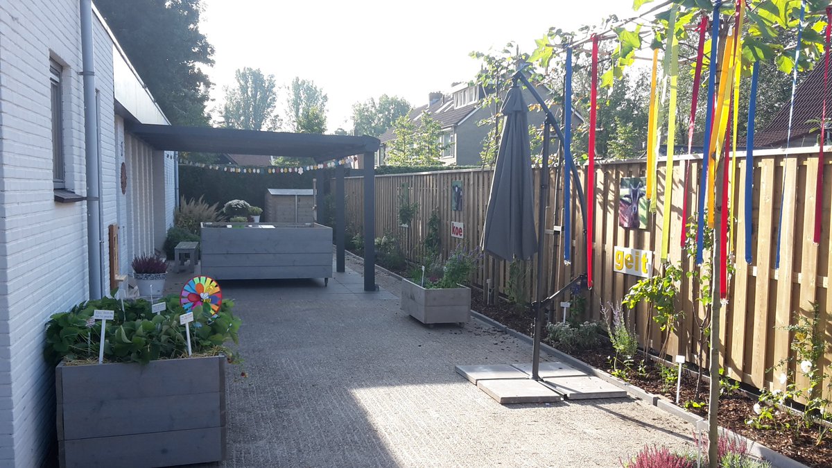 zomerkindHW's tweet image. Wat leuk. Van Huyskweker van Alphen uit 's Gravendeel kregen we een aantal rollen druppelslang om tussen de planten te leggen. #Ergblijmee