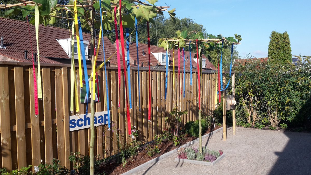 zomerkindHW's tweet image. Wat leuk. Van Huyskweker van Alphen uit 's Gravendeel kregen we een aantal rollen druppelslang om tussen de planten te leggen. #Ergblijmee