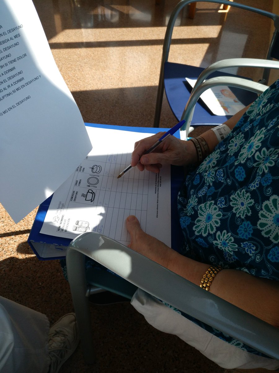 MonicamcMC's tweet photo. A @perevirgilicat empoderem als pacients realitzant conciliació de la seva medicació previament a l'alta per tal de millorar l'adherencia al domicili. #programaTransicionA @MiriamColominas @marcoinzi @adeandrela @NeusGual @llumveiga https://t.co/Lw2mh4JBj9