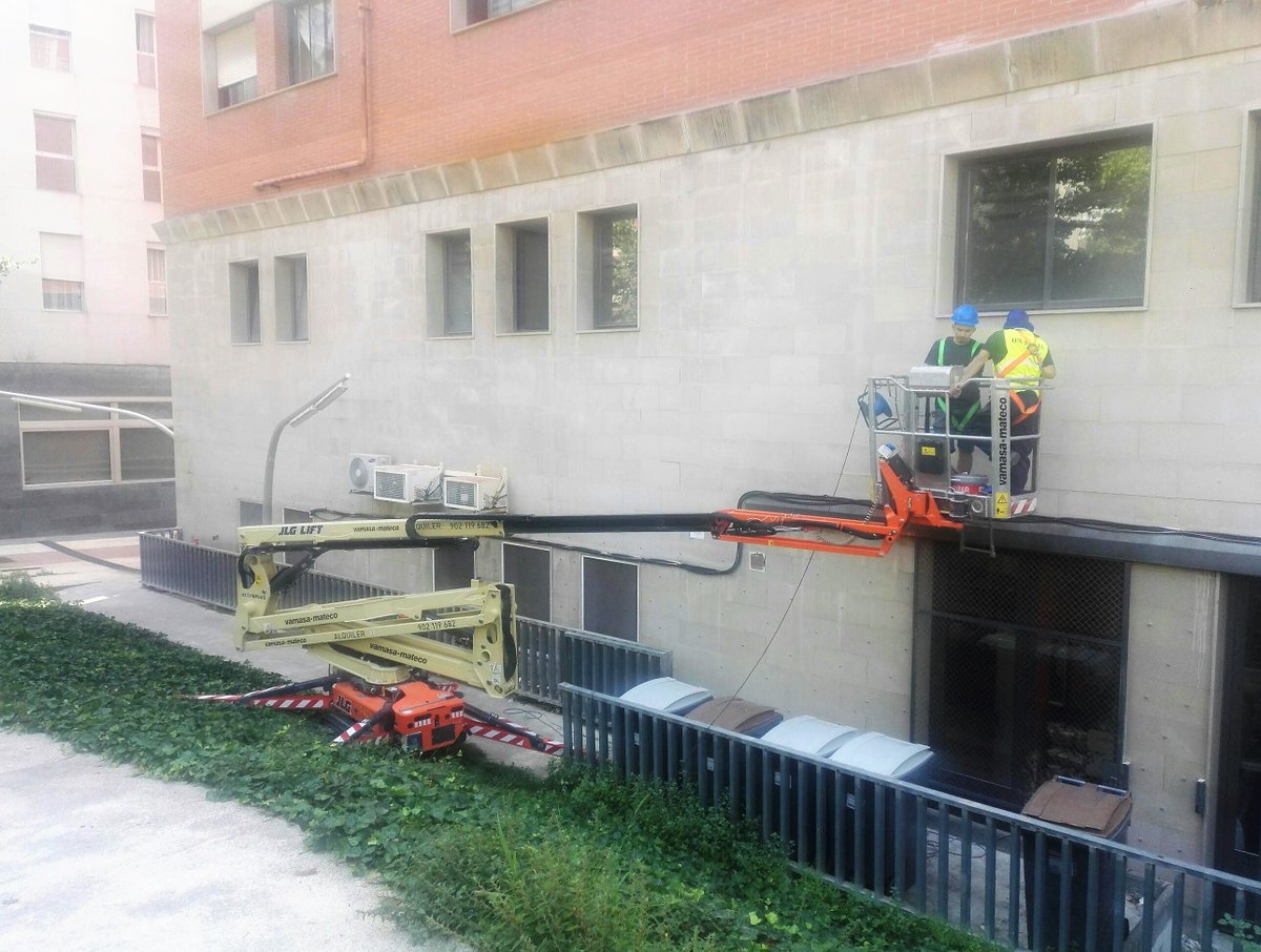 Afianzando las losas de mármol en un edificio de difícil acceso es posible con #Plataforma #Oruga #JLG