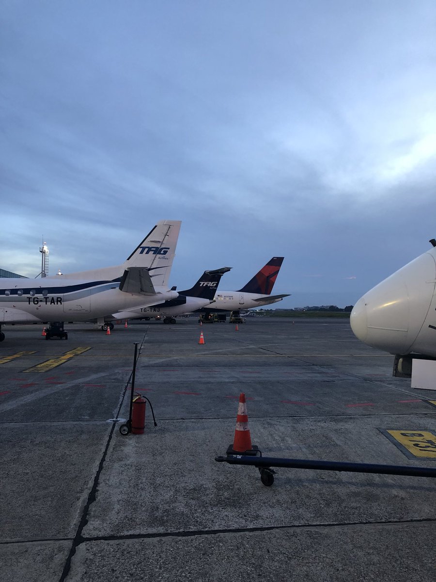 FrancisArguetaA's tweet photo. Como usuario, disfrute de nuestro Aeropuerto La Aurora, flujo vehicular sin bolardos, baños limpios con insumos, pisos brillantes, música de fondo de Marimba, movimiento de pasajeros fluido, operación de aérea sin parar a diferentes destinos, vuelos llenos!! #AlRescateDelAILA https://t.co/SWK6TDrVtp