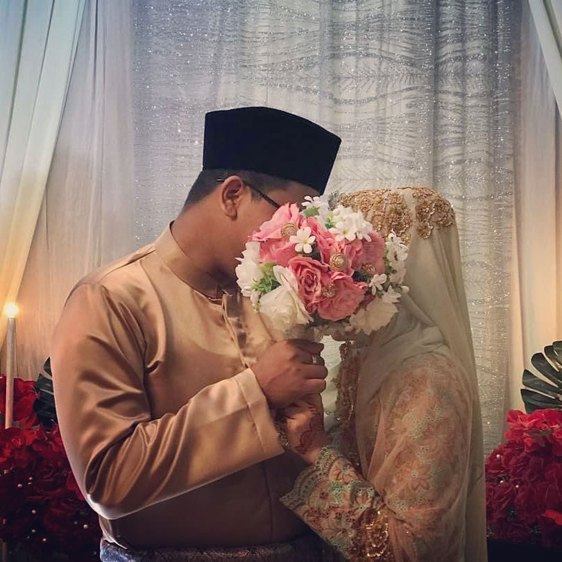 EmiliaNadia's tweet photo. Alhamdulillah .. 18/8/2018 dengan sekali lafaz aku sah jadi isteri kepada kawan baik aku sendiri hihi . Kalau ada kawan baik lelaki , jagalah elok elok mana tahu jodoh jugak😏 I love you Fitri💕 Semoga berkekalan hingga ke jannah .. https://t.co/rsqdDbCy08