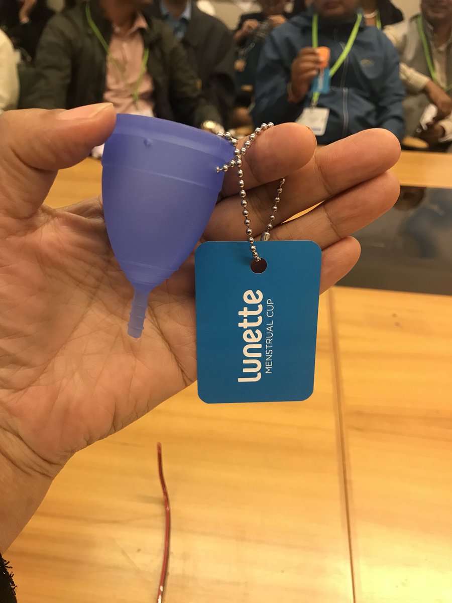 oyunlt's tweet photo. Сарын тэмдгийн аяга! (Menstrual cup) Амыг нь чимхээд үтрээ рүү хийчихээр ороод тэлж онгойно. Цус дүүрэхээр нь доороос нь татаж гаргаад асгаад аягаа угаачихна. Үүнийг 10-15 жил хэрэглэдэг гэнээ. Хог хаягдалгүйгээр сарын тэмдгийн ард гардаг болсон гэнэ, Европт.
#ЖорлонгооӨөрчилье https://t.co/mO8W1wb17v