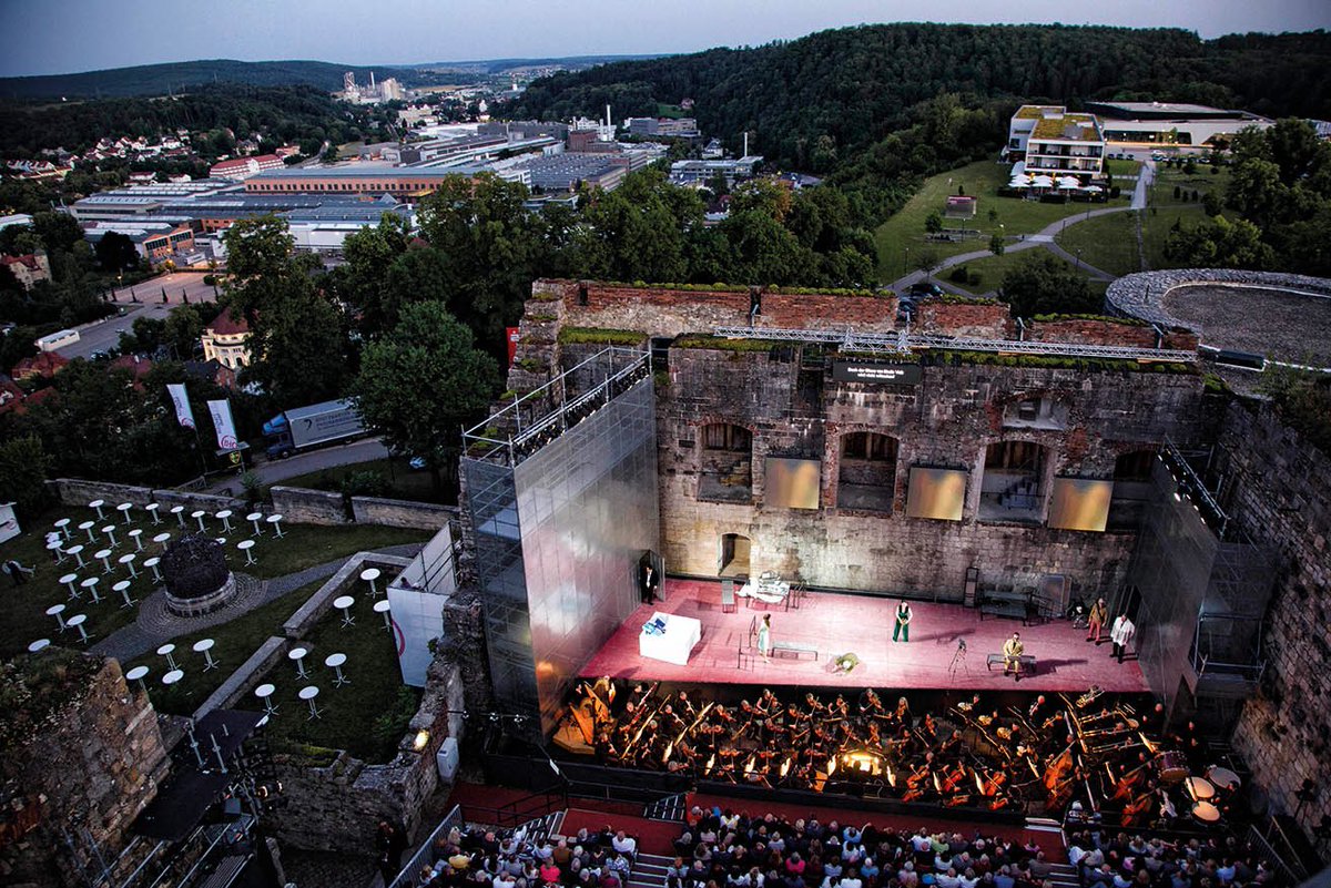 📝📷<a href="/sinanchakmak/">Sinan Çakmak</a> 
Büyülü Sahne Heidenheim
Magma, Almanya’nın Heidenheim kentindeki Hellenstein Şatosu’nun büyülü atmosferinde her yıl düzenlenen festivale konuk oldu. Magma’nın son sayısında.
#bilmekisteyenyolarçıkar #almanya #heidenheim #germany #hellenstein