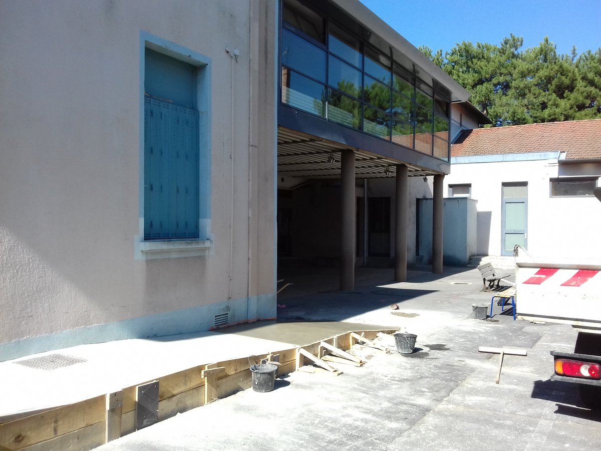 Travaux durant l'été :
➡️Réaménagement du parking Barthelon et création dépose-minute 
➡️Mise en accessibilité sanitaires/vestiaires du dojo
➡️Drainage stade de rugby 
➡️Peinture vestiaires Girodet
➡️Travaux divers écoles Barthelon, Armailler, Monnet et Moulin d'Albon