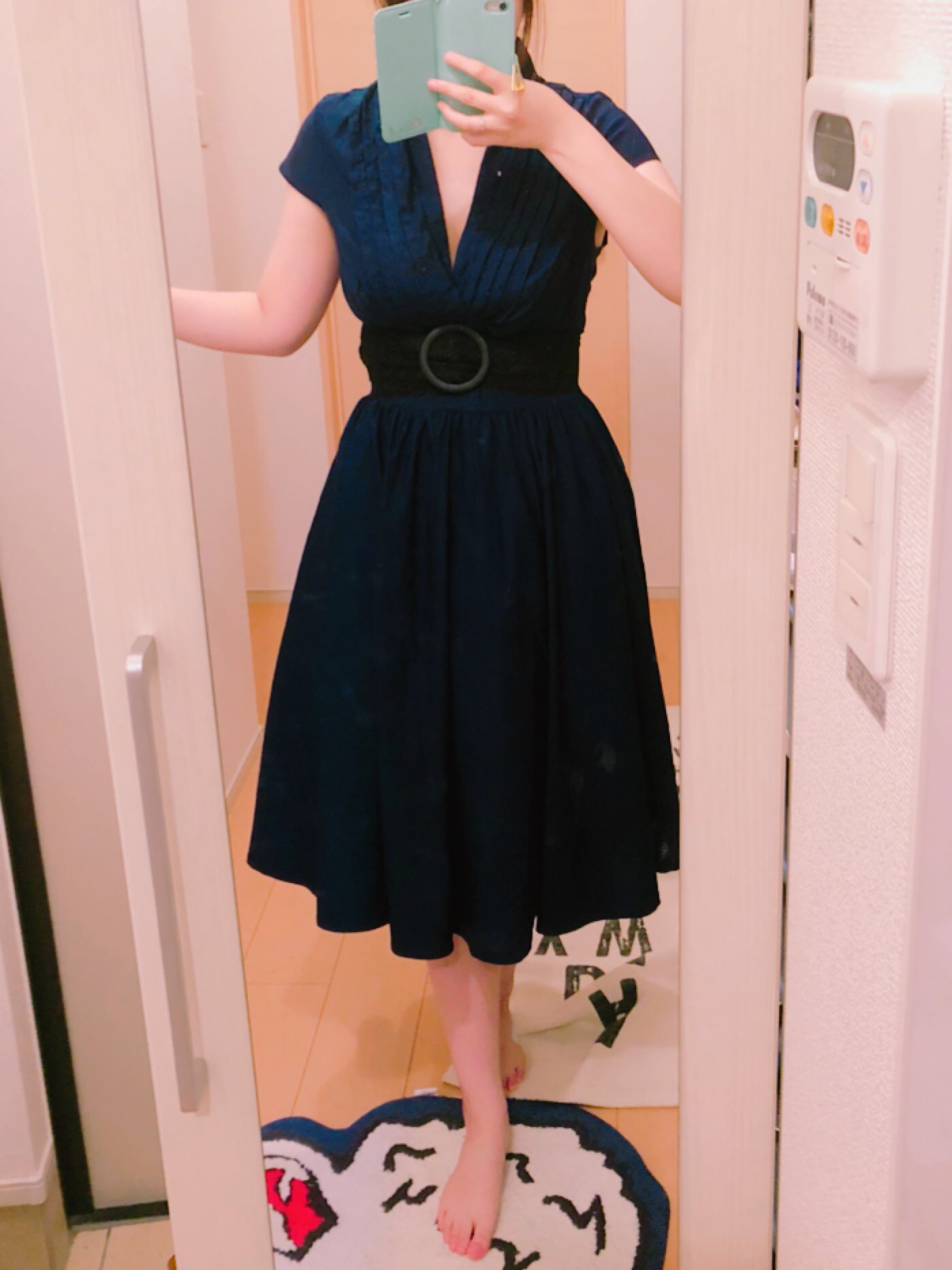 ゆきみ Pinup Closet様のモリーンワンピースm パニエの場合の着画です ベルトを締めたもの 脇の開き具合 ベルトを締めないもの うーーーーんウエスト詰めないと寸胴に見えちゃうから頑張って縫うぞ 太ましい二の腕と肩幅にはmが超ぴったりなんですけど