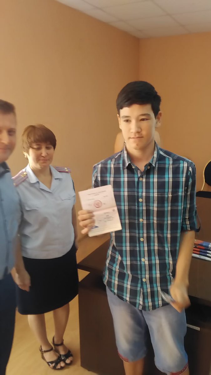 a24_30gorod's tweet photo. В честь празднования дня #Российского #флага в администрации #Трусовского района вручили паспорта гражданам РФ. https://t.co/xHnj0YL6Ga