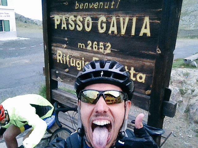 deemattionair's tweet photo. E comunque, tra freddo, pioggia e tornanti infiniti...We did it! #passoGavia 2652m #bicidacorsa #salita "My only chance was to tough it out over the Gavia" #Hampsten 1988 #Giroditalia #estate2018 https://t.co/UCSRGld7fo