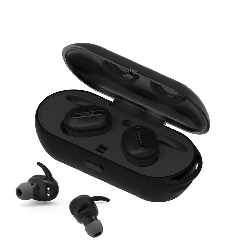 ItmenModa's tweet photo. ¿Habéis visto qué auriculares inalámbricos tan chulos? Tienen una autonomía de hasta 12 horas y además los tenemos de rebajas! #Magnussenaudio #audio #tecnología #altavoz #música #music #summer #gadgets #party #menstyle #complementos #fashion #accesoriosHombre #itmen #itboy https://t.co/Mk9kSHmn6h