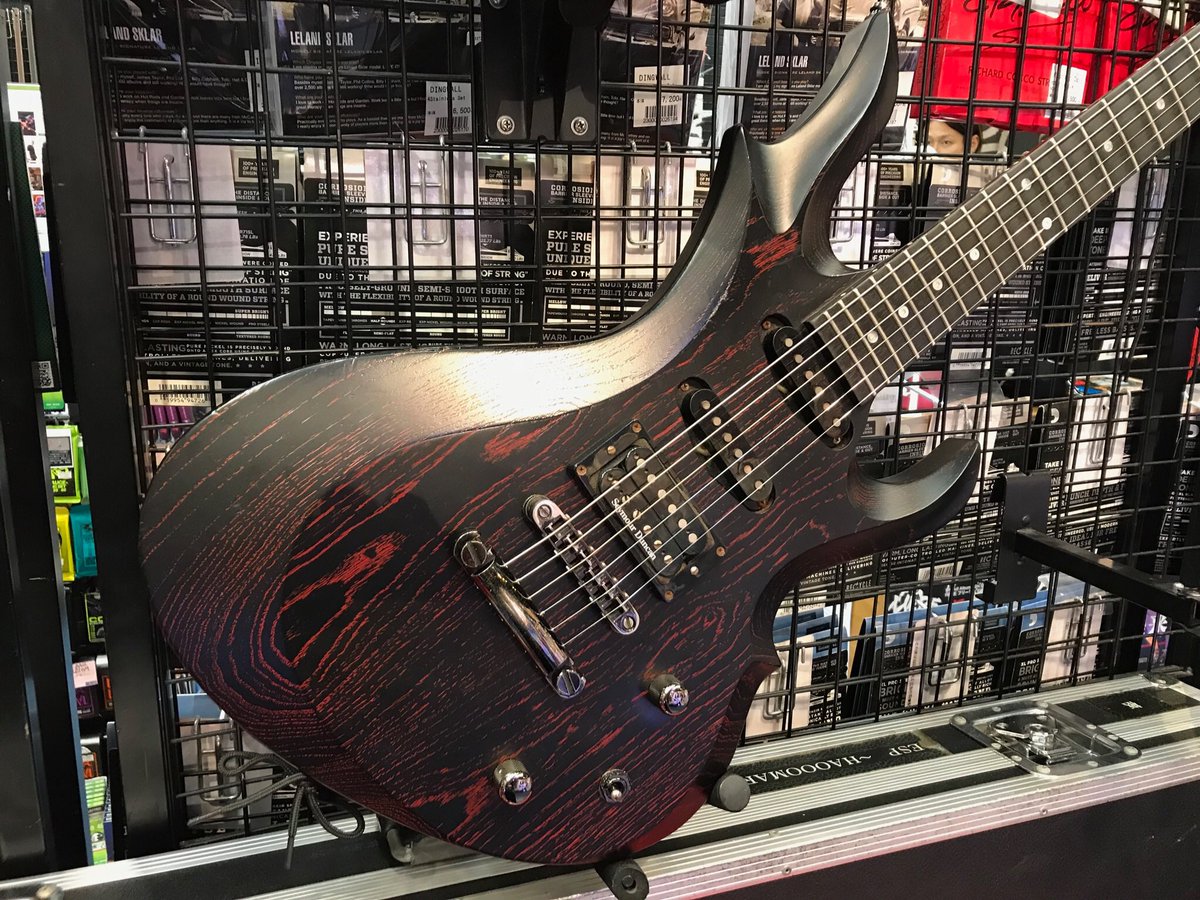 Bigbossお茶の水駅前店 Hits 本人使用ギター特別展示 こちらも Esp Haooomaru 黒いボディーに赤いフィラーがカッコいい 現在使用頻度が高いこちらはご存知の通り Led搭載でステージ映えも抜群 ナイトメア 柩 T