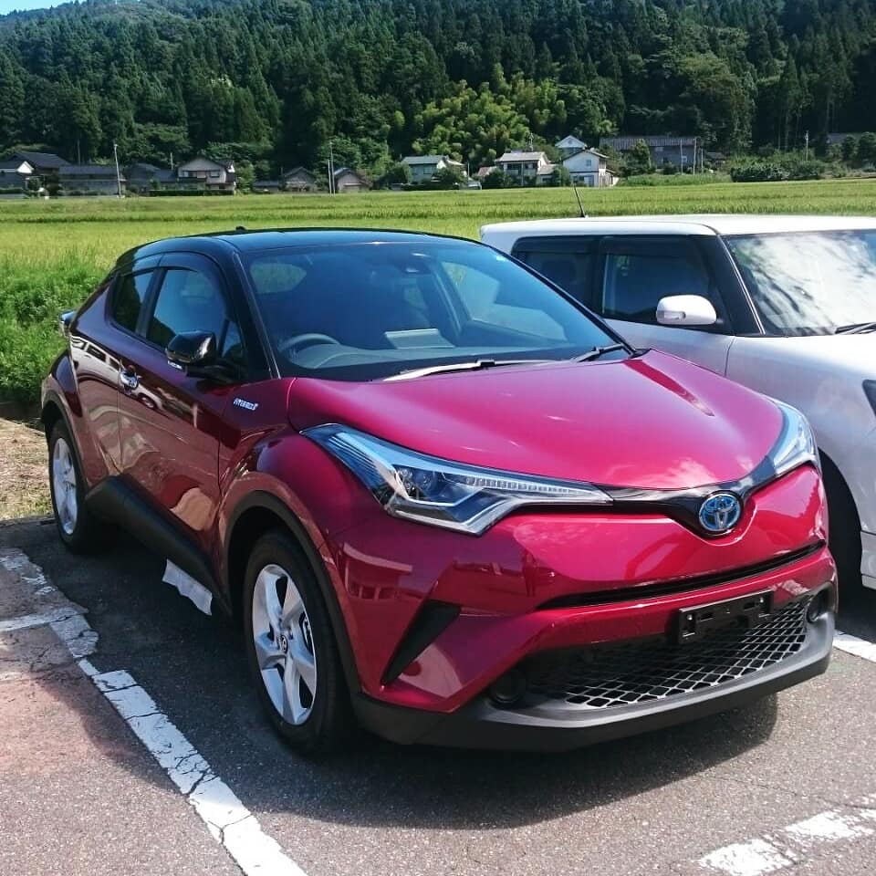 pooh2000gt's tweet image. 我が家のC-HR、ディーラーに到着しました👍友人セールスが写真送ってくれました📸全く同じ仕様のC-HR、ディーラーに展示してありますけど、自分達のと思えばカッコ良さ3割増しですね😄色々振替装着してもらって、出張から戻る来週に納車です㊗️
#トヨタCHR
#センシュアルレッドマイカ
#lededition