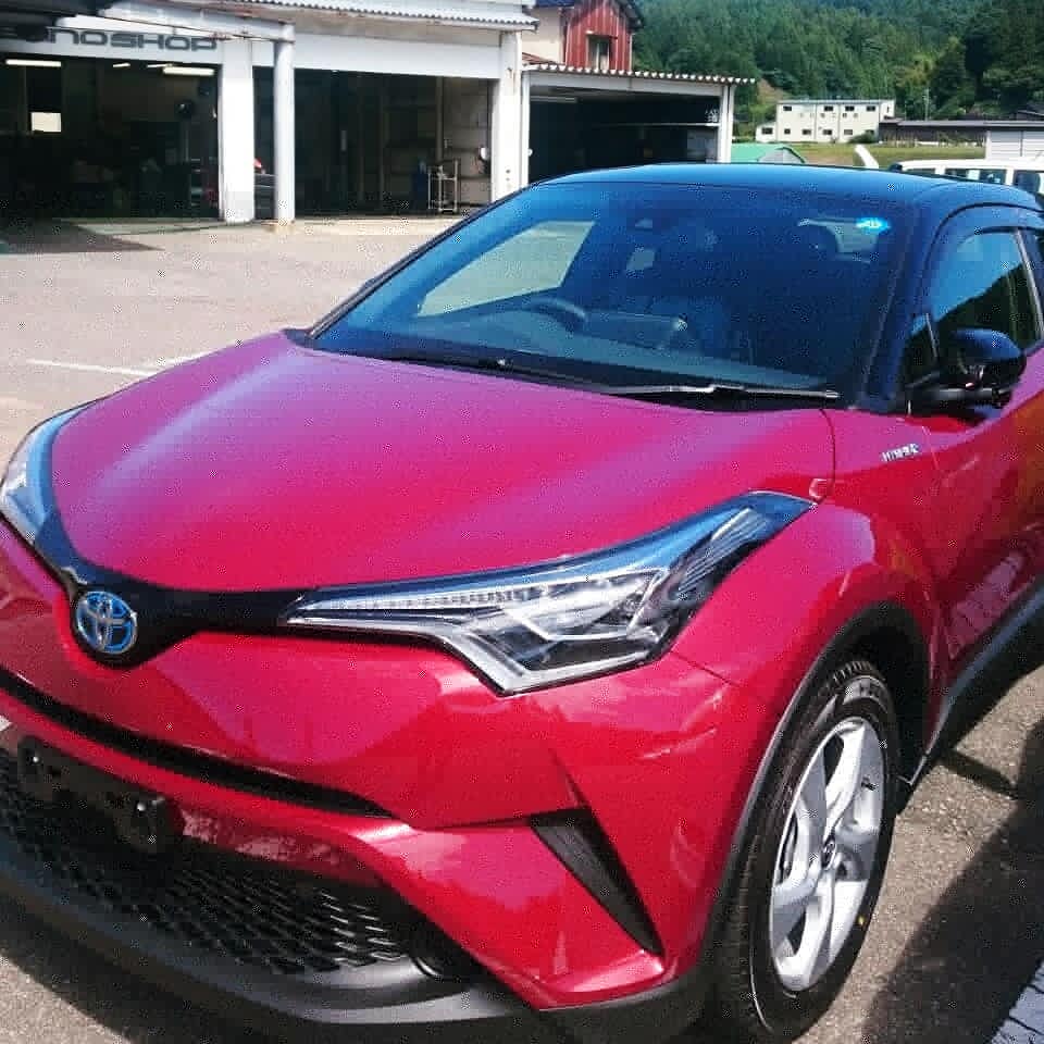 pooh2000gt's tweet image. 我が家のC-HR、ディーラーに到着しました👍友人セールスが写真送ってくれました📸全く同じ仕様のC-HR、ディーラーに展示してありますけど、自分達のと思えばカッコ良さ3割増しですね😄色々振替装着してもらって、出張から戻る来週に納車です㊗️
#トヨタCHR
#センシュアルレッドマイカ
#lededition