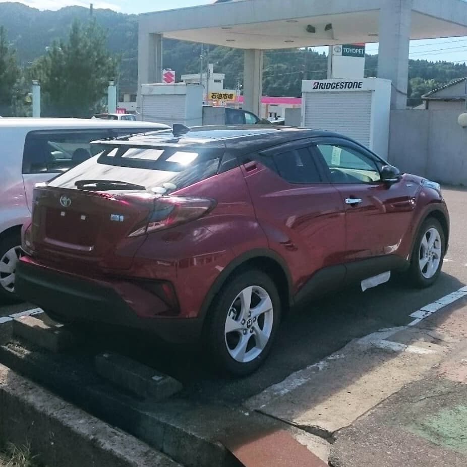 pooh2000gt's tweet image. 我が家のC-HR、ディーラーに到着しました👍友人セールスが写真送ってくれました📸全く同じ仕様のC-HR、ディーラーに展示してありますけど、自分達のと思えばカッコ良さ3割増しですね😄色々振替装着してもらって、出張から戻る来週に納車です㊗️
#トヨタCHR
#センシュアルレッドマイカ
#lededition