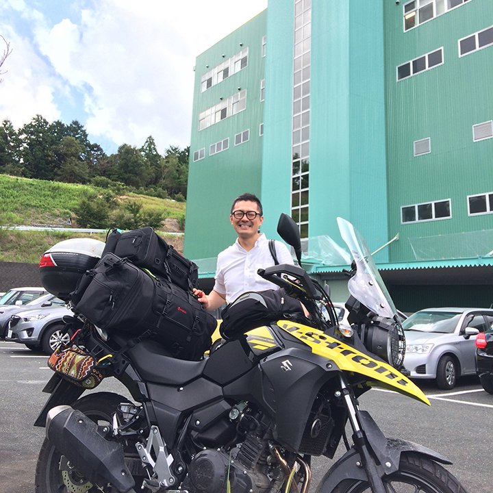 デイトナ公式 バイクパーツの企画 製造 販売 昨日バイクブロス社の宮下さんが取材の帰りに弊社へ寄ってくれました ロングツーリングの疲れを感じさせない超いい笑顔 愛車v Strom250にgiviとヘンリービギンズバッグ2個のフル装備で四国ツーリング取材の デイトナ公式 バイクパーツの企画 製造 販売 昨日バイクブロス社の宮下さんが取材の帰りに弊社へ寄ってくれました ロングツーリングの疲れを感じさせない超いい笑顔 愛車v Strom250にgiviとヘンリービギンズバッグ2個のフル装備で四国ツーリング取材の