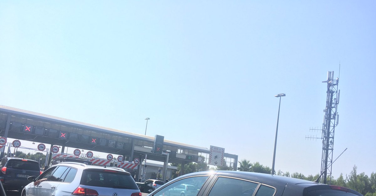 Em_Mine's tweet photo. Au prix où tu payes l’autouroute ils arrivent encore à fermer une caisse sur deux ! @VINCIAutoroutes https://t.co/55HYNN5YeF